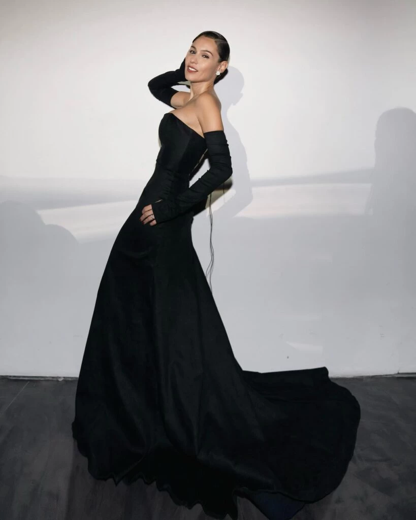 Pampita impactó con un look old Hollywood