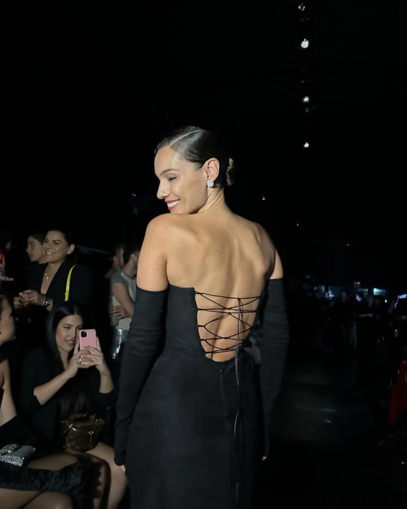 Pampita impactó con un look old Hollywood