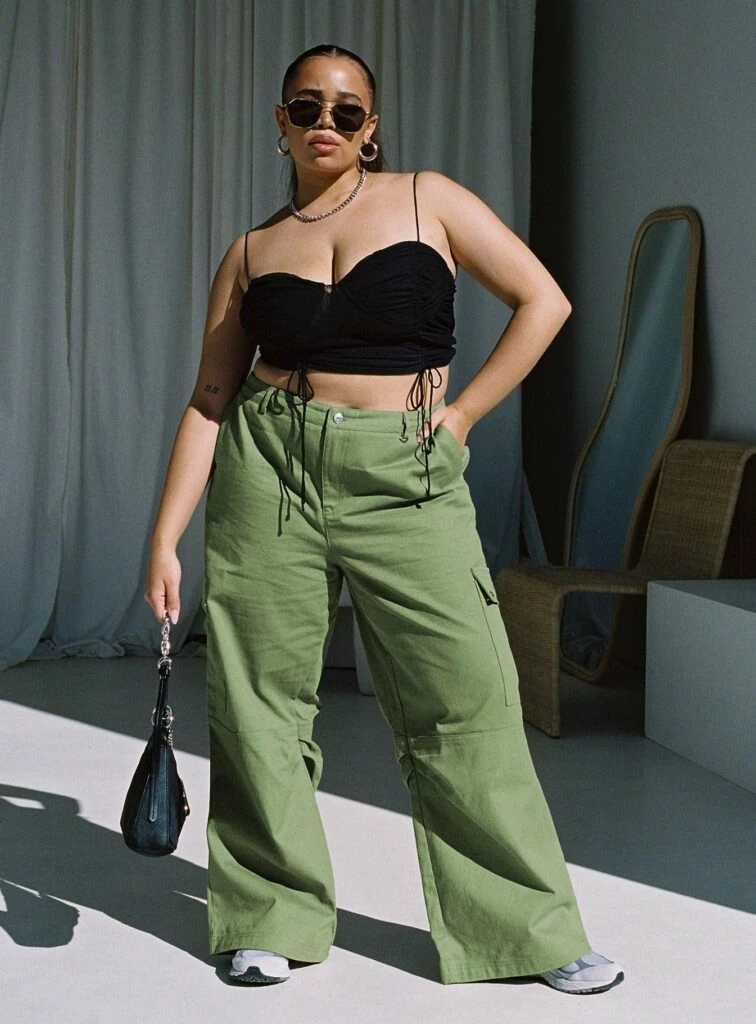looks con pantalones cargo y crop top, la tendencia Y2K que ama la Gen-Z