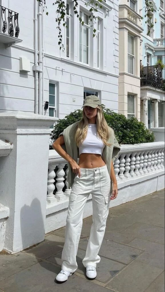 looks con pantalones cargo y crop top, la tendencia Y2K que ama la Gen-Z