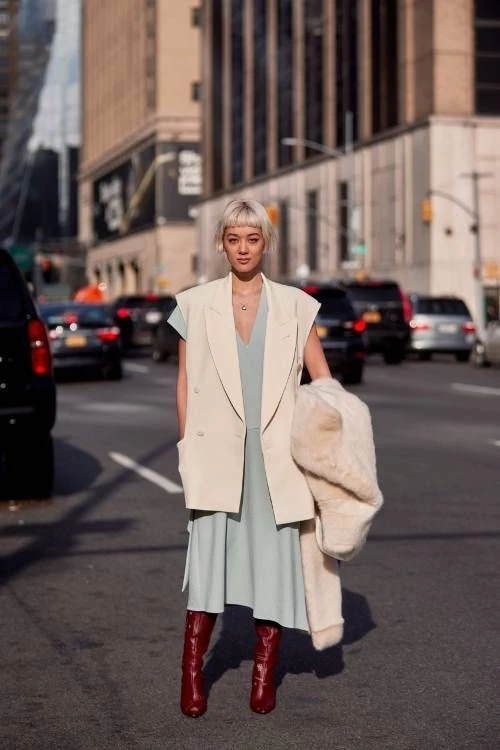 looks street style con blazer y vestido otoño 2023