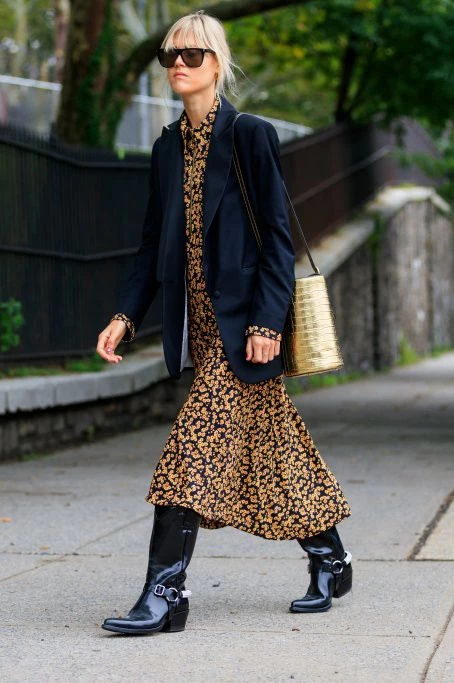 looks street style con blazer y vestido otoño 2023