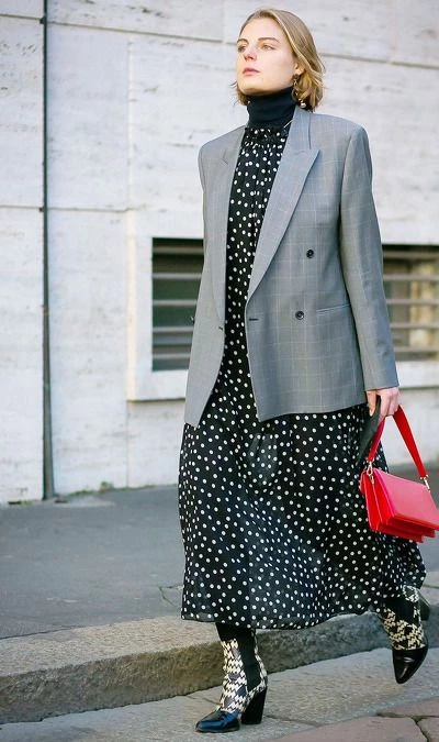 looks street style con blazer y vestido otoño 2023