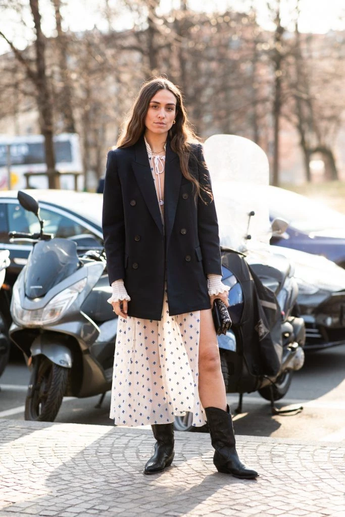 looks street style con blazer y vestido otoño 2023