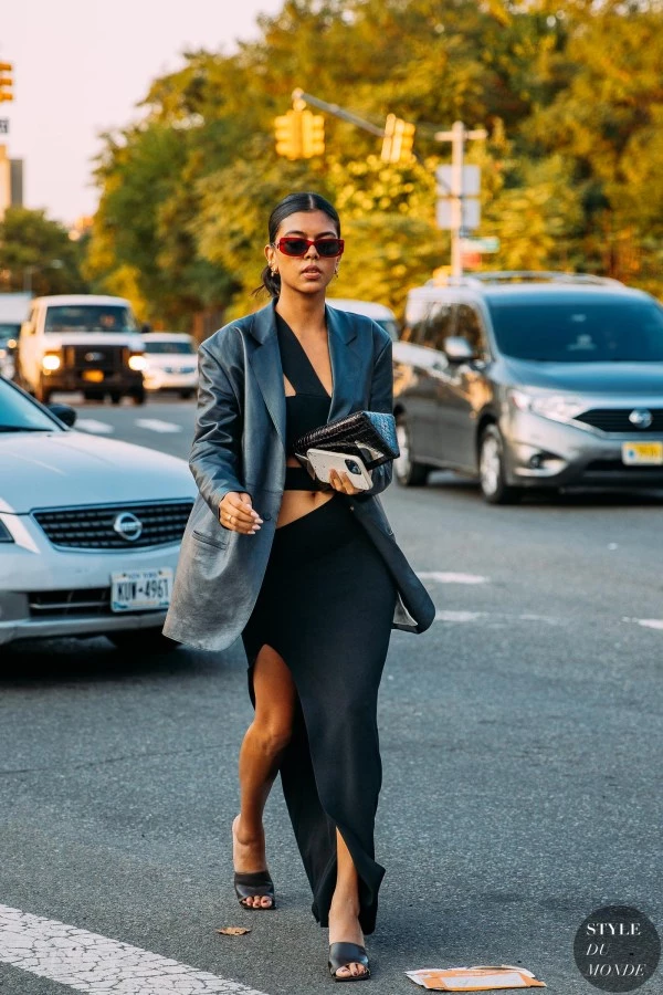 looks street style con blazer y vestido otoño 2023