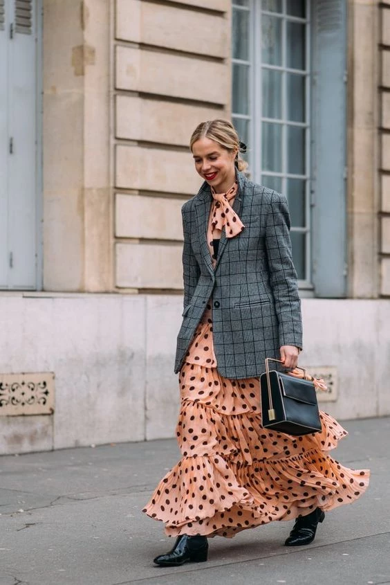 looks street style con blazer y vestido otoño 2023