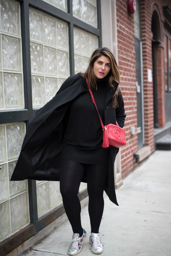 Los mejores looks para armar con un suéter negro