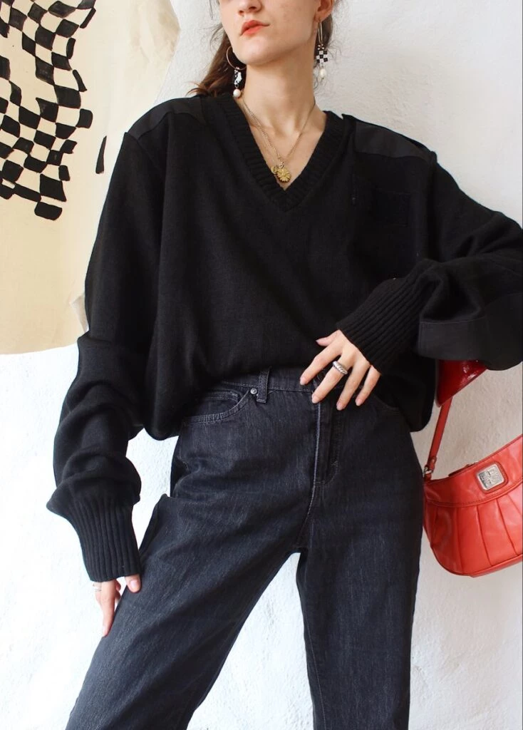 Los mejores looks para armar con un suéter negro