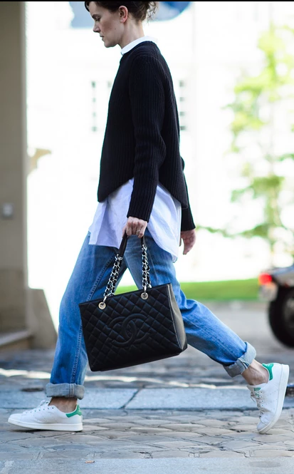 Los mejores looks para armar con un suéter negro