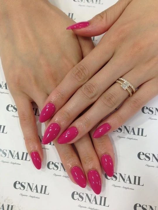 manicura en fucsia