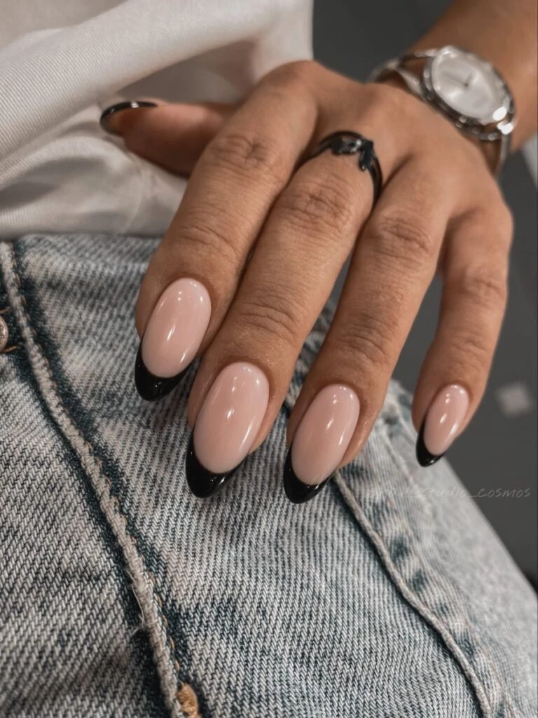 manicura rosa con francesita negra