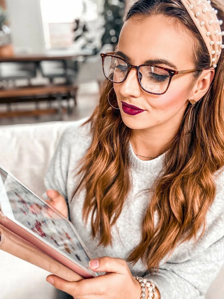 mujer con tablet luz azul