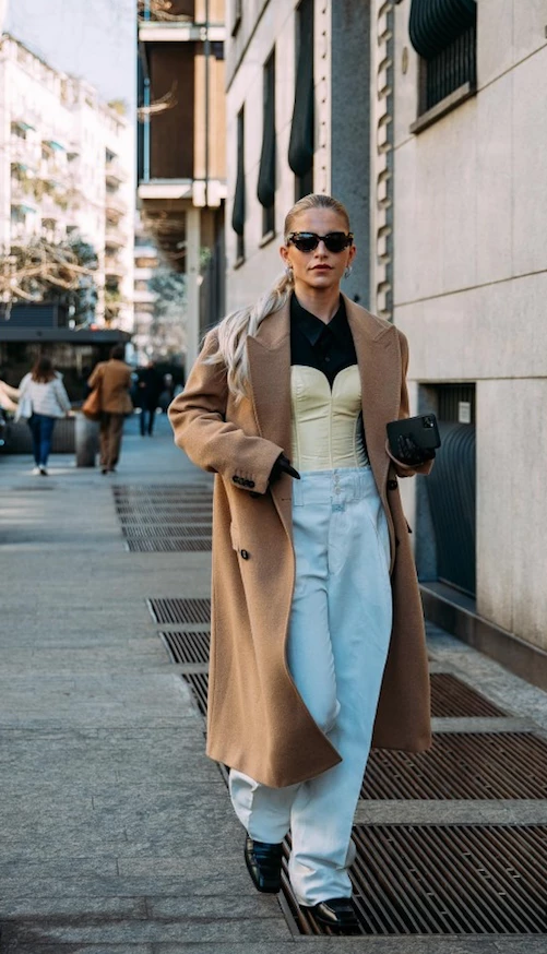 otoño 2023 asi se lleva el amarillo en el street style