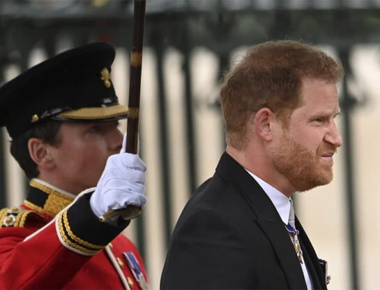 Así llegaba Harry a la abadía de Westminter, sin Meghan Markle