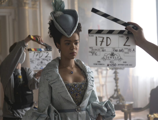 Las vestuaristas de La reina Charlotte cuentan cómo pensaron los diseños de la serie: "Queríamos recrear una gala del MET"