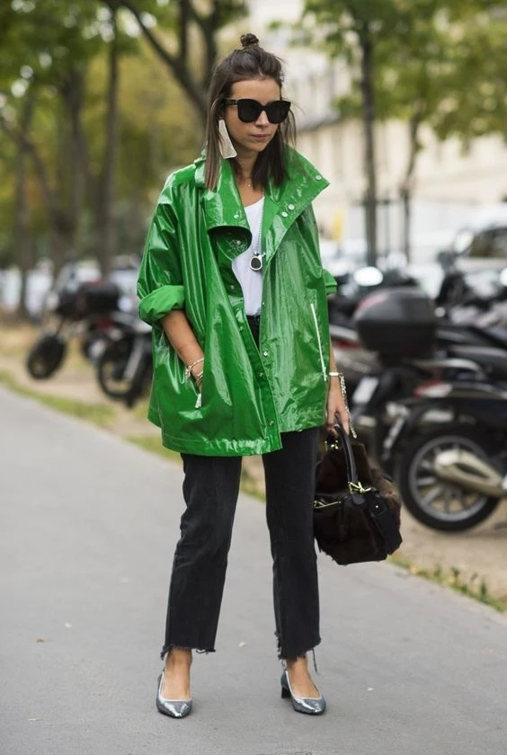 Botas de lluvia, pilotos y sombreros. Luego de más de dos semanas sin agua en Buenos Aires, la lluvia volvió para quedarse por algunos días y no queda otra que empezar a sacar estos ítems del placard. Porque sin resignar el estilo podemos estar bien vestidas aún cuando el clima no acompaña. Sobre todo hoy en día, cuando la mayoría de las firmas tuvo esto en cuenta y creó sus propias versiones de pilotos y botas de lluvia. Hunter es la experta en el tema, pero tanto como o tienen botas de lluvia que son objeto de deseo para todas las fashionistas. A continuación te dejamos algunas ideas de looks aptos para días de lluvia.