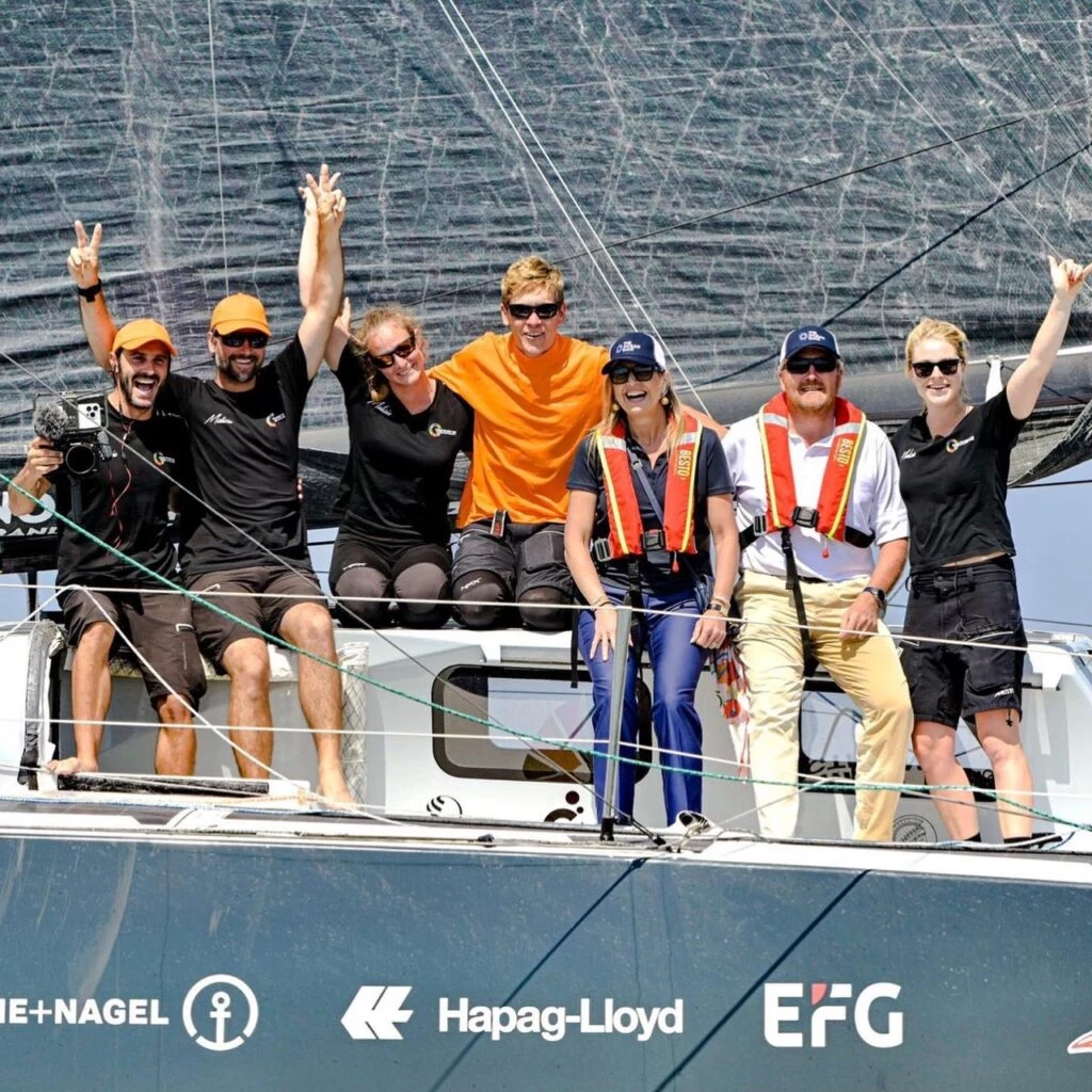 MÁXIMA EN JEANS Y ZAPATILLAS