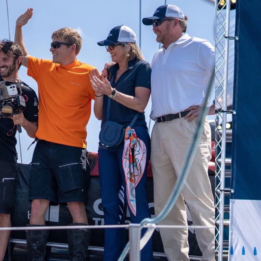 MÁXIMA EN JEANS Y ZAPATILLAS