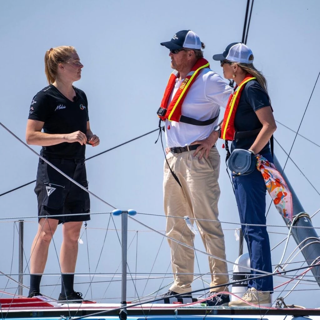 MÁXIMA EN JEANS Y ZAPATILLAS