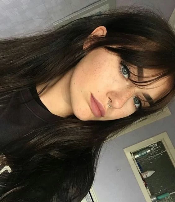 flequillo desmechado con pelo largo