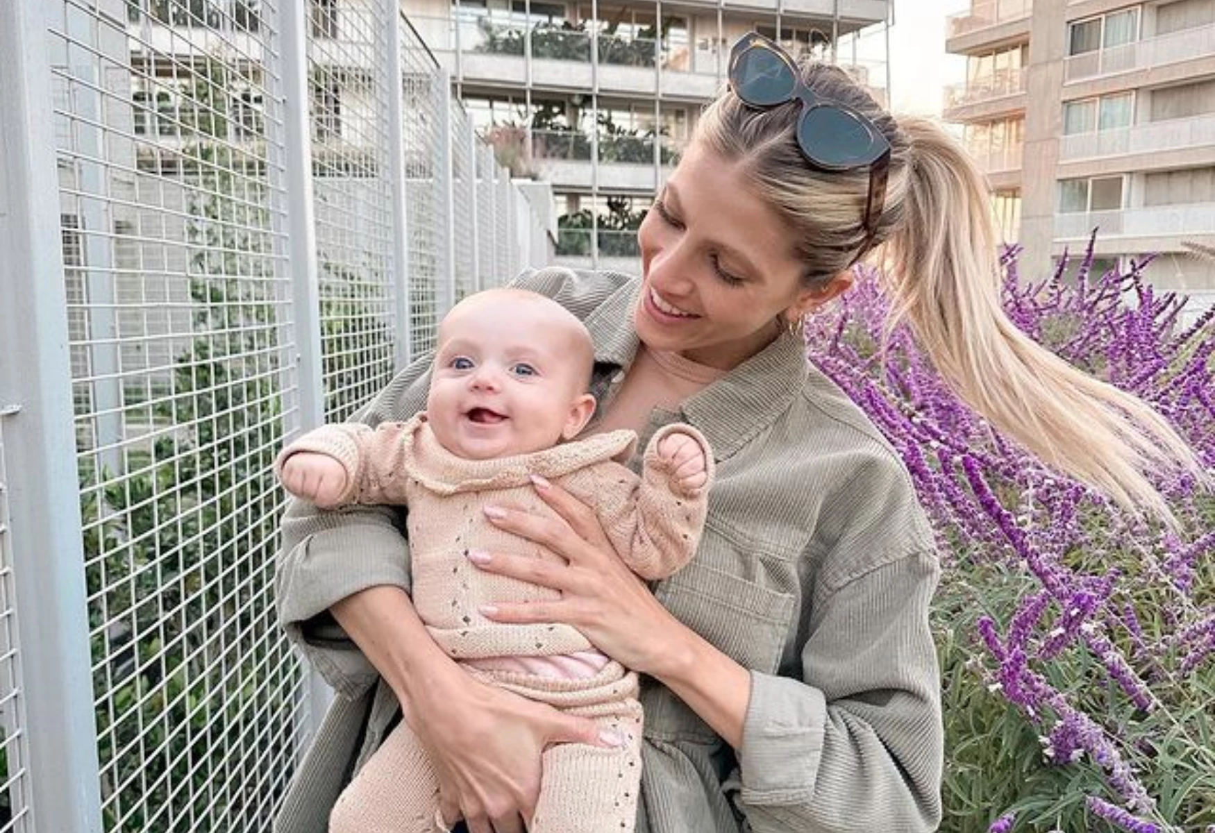 Así es el abrigo bordado y personalizado de Vita, la hija de Cande Ruggeri