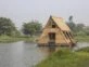Así se construyó una cabaña flotante de bambú