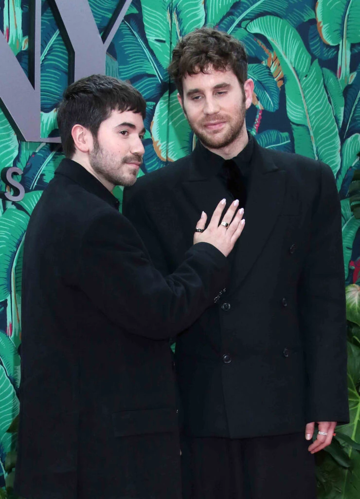 Ben Platt y su pareja en los Tony Awards 2023