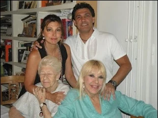 Dorys del Valle con sus hijos Fernanda y Martín, y su madre