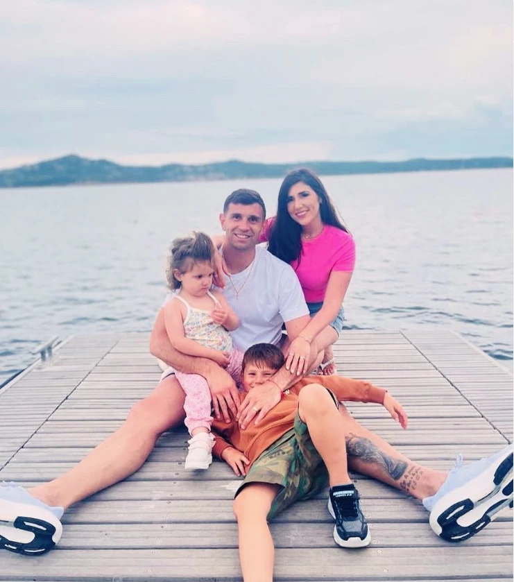 Dibu y Mandinha con sus hijos en Italia, de vacaciones. 