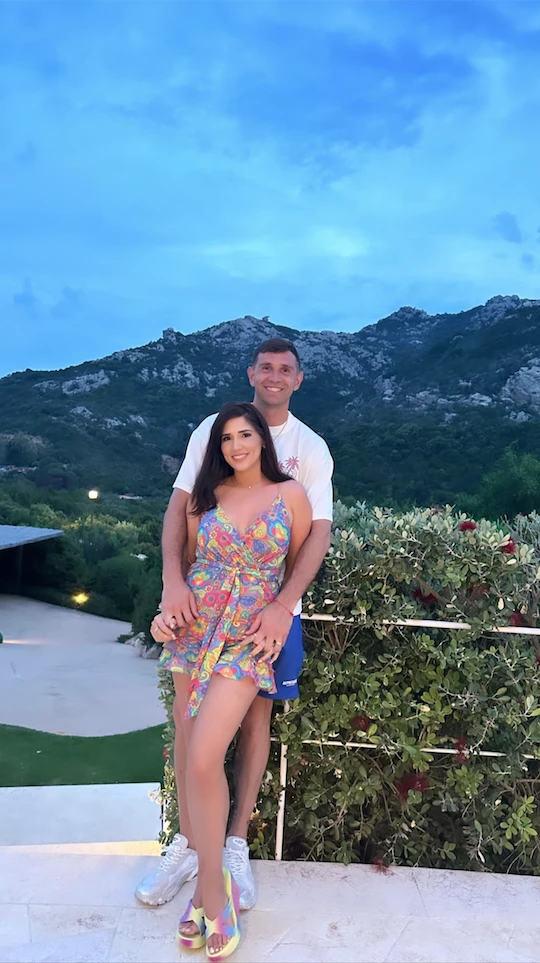 Dibu y Mandinha con sus hijos en Italia, de vacaciones.