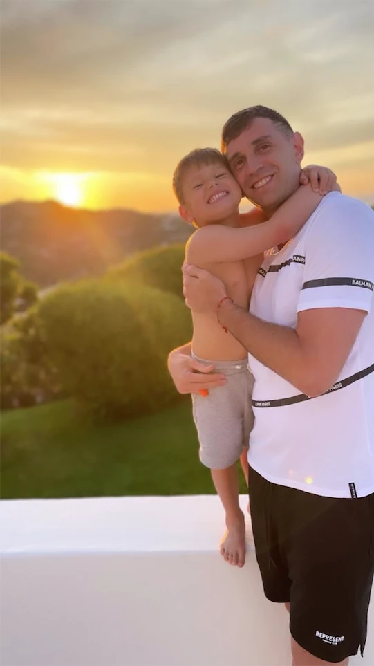 Dibu y Mandinha con sus hijos en Italia, de vacaciones.