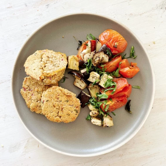 Hamburguesa de garbanzos con verduras al horno