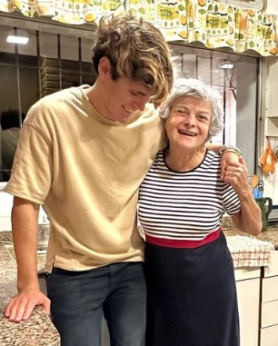 Marcos Ginocchio con su abuela. Foto IG.