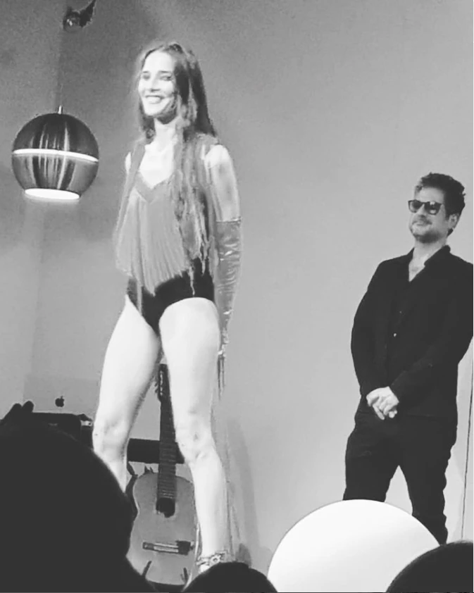 Juana Viale y Rodrigo Pahlen con el director de la obra, Cristian Morales.