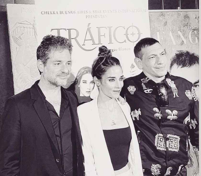 Juana Viale y Rodrigo Pahlen con el director de la obra, Cristian Morales.