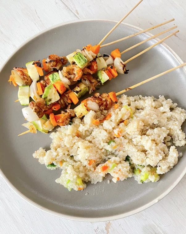 Brochettes de pollo con quinoa