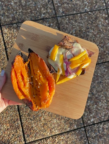 Matambrito de cerdo a la parrilla con boniato y vegetales