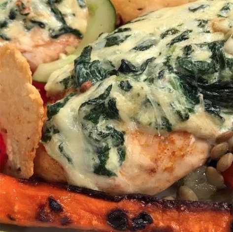 Pechugas acordeón con salsa de espinacas