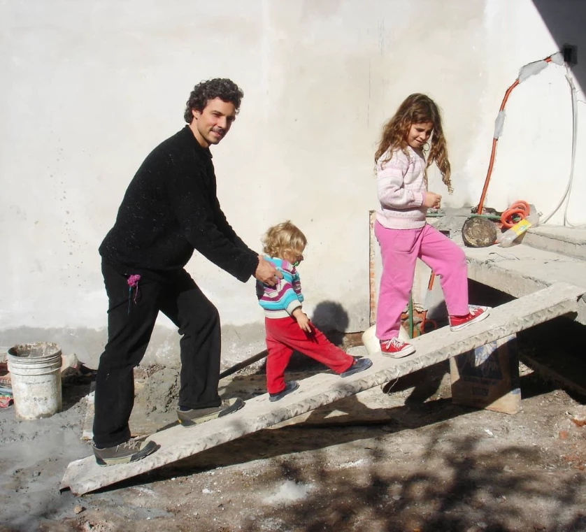 Federico Olivera con sus hijas chiquitas
