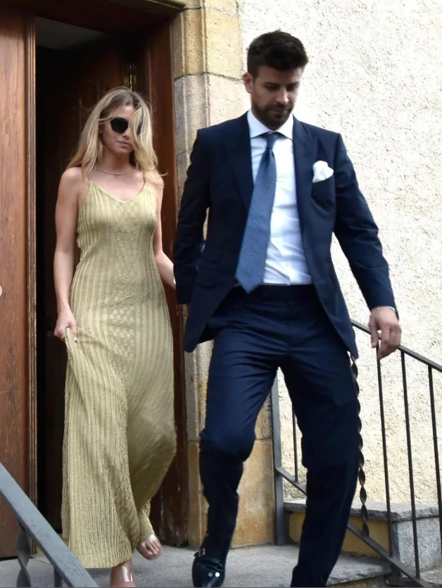 Gerard Pique y Clara Chía salen de la iglesia donde se casó Marc Piqué. Foto IG.