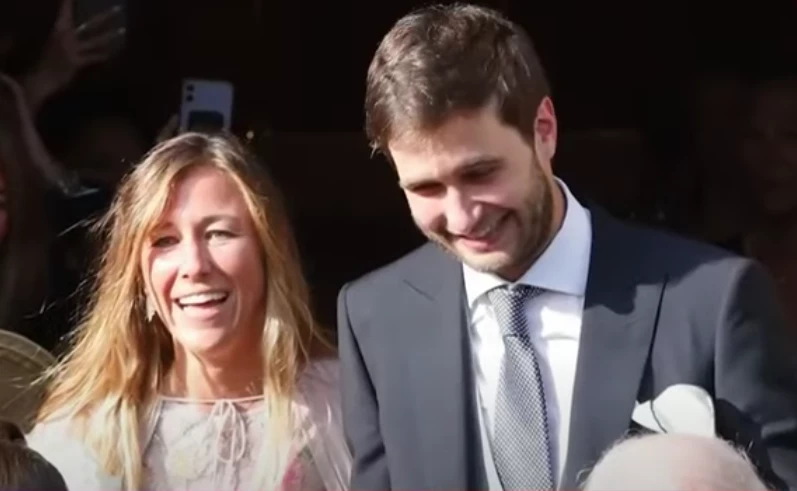 Piqué y Clara Chia en el casamiento de Marc Piqué. Foto captura TV