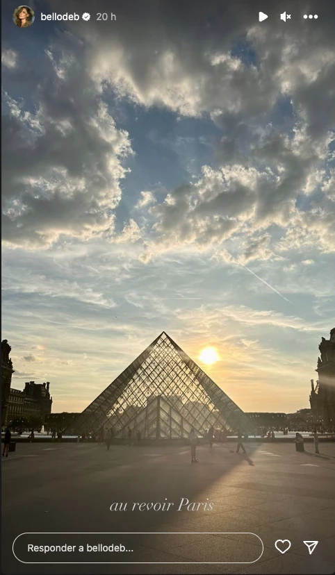 Débora Bello y su hija Nina en París