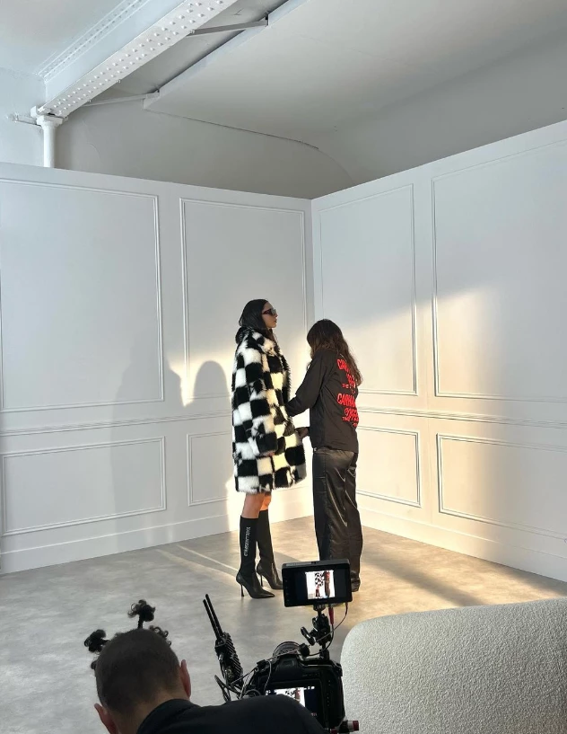 Juanita Tinelli posando para campaña de Karl Lagerfeld