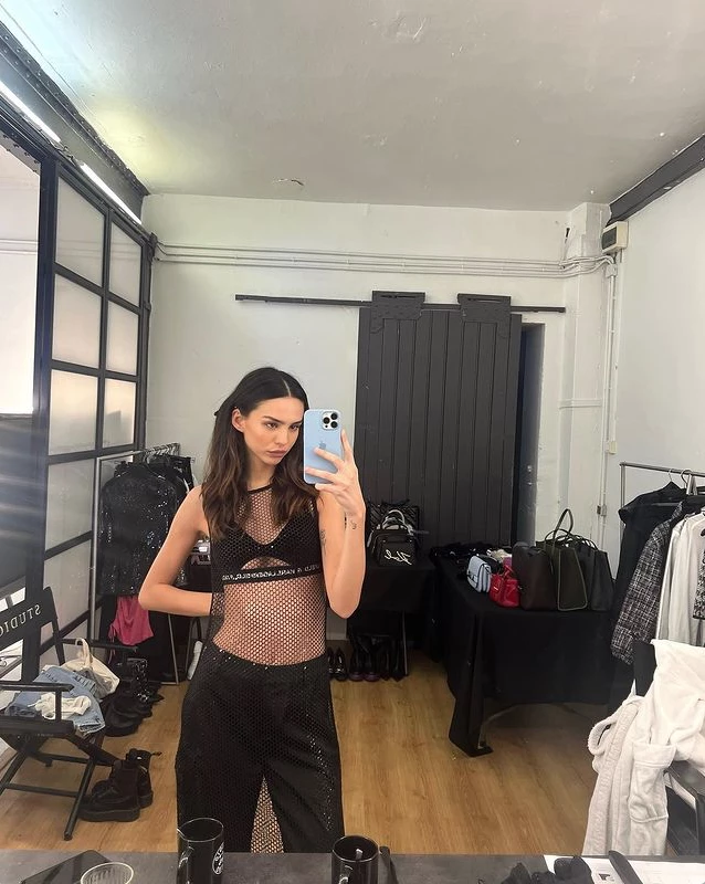 Juanita Tinelli posando para campaña de Karl Lagerfeld