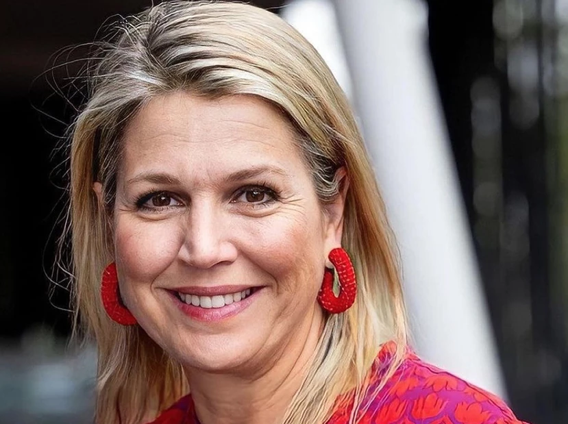 MÁXIMA EN JEANS Y ZAPATILLAS