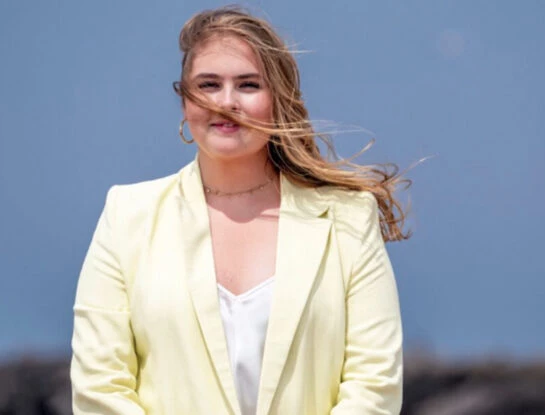 Amalia, la heredera del tono de los Países Bajos, adoptó un estilismo clásico con básicos del guardarropas