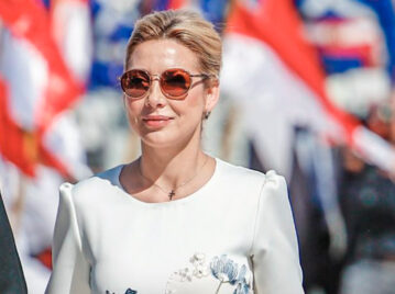 La Primera Dama acompañó al presidente Alberto Fernández a un viaje de trabajo e impactó con un vestido de la diseñadora argentina Nuria Bueno.