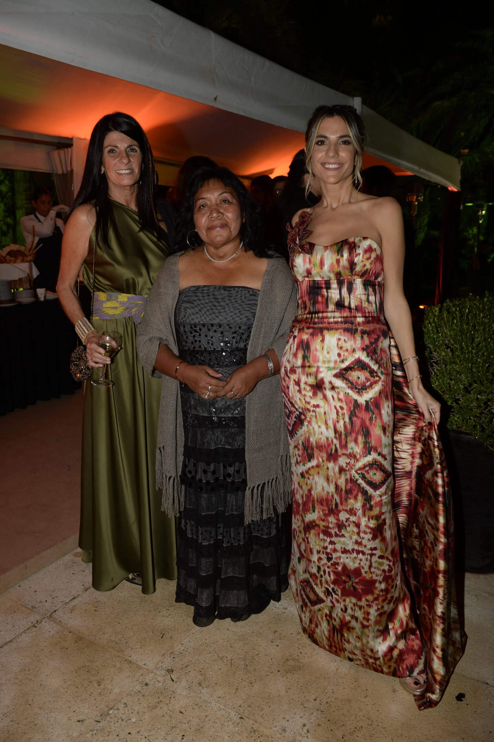 Mercedes, de Matriarca, Norma Rodríguez, presidenta de COMAR y representante de 2600 artesanas textiles del Gran Chaco y María Belén Ludueña