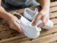 Trucos de limpieza: cómo blanquear zapatillas blancas y dejarlas impecables