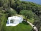 Una casa prefabricada blanca y minimalista en el medio de la naturaleza
